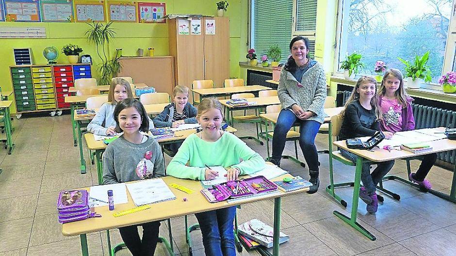  Die Sprachdetektive (oben) an der GGS Rahser stürzen sich aktuell in die deutsche Grammatik, während die Mathesterne (u.l.) alles über Rechenquadrate mit Ohren lernen. 