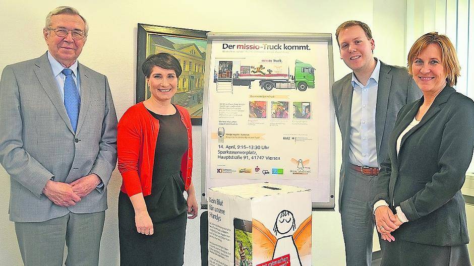  Organisator Jochen Häntsch, Sevdiye Ucar (Sparkasse Krefeld), Steffen Hahn vom Orga-Team und Schirmherrin Bürgermeisterin Sabine Anemüller (von links). 