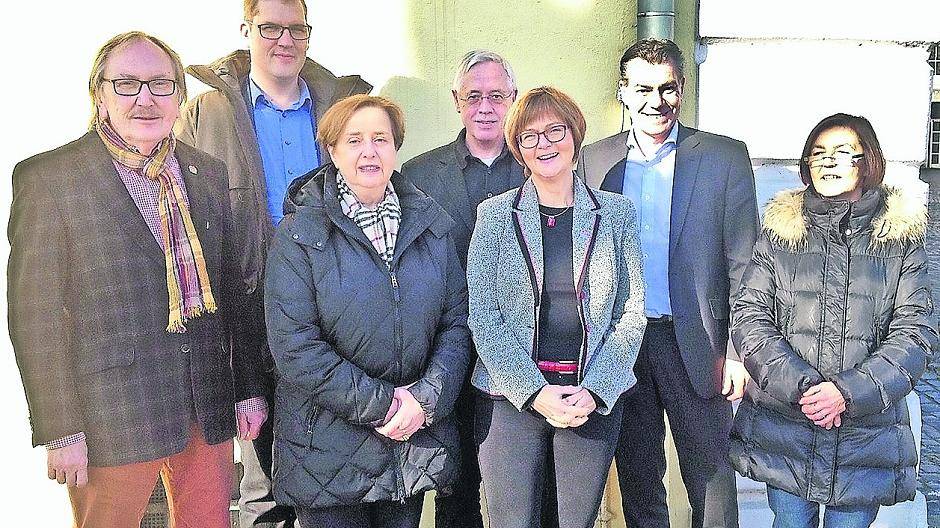 Ein Teil des Autorenteams mit Bürgermeister Frank Gellen, v.l.n.r.: Gerd Schwarz, Christoph Keller, Prof. Dr. Margret Wensky, Dr. Paul Schrömbges, Dr. Ina Germes-Dohmen, Frank Gellen und Eva-Maria Willemsen.