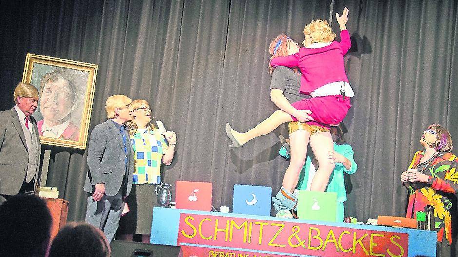 Turbulente Szene im Büroalltag der Firma Schmitz &amp; Backes.