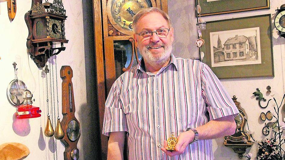  Von großen Standuhren, über hängende Exemplare, bis hin zu Taschenuhren findet man bei Edmund Bolten alles. 