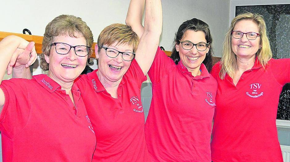  Einige der Turnerinnen vor Trainingsbeginn in der Umkleide (v.l.): Dorothea Peters, Elfriede Vos, Nadja Troche und Petra Stoll-Inderelst. 