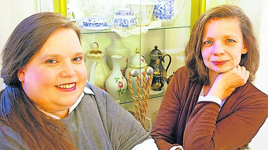 „Ans Licht gebracht 2.0“ — die Organisatorinnen Silke Beckstedde (rechts) und Nicole van Montfort verwandeln das ehemalige Bürgermeisteramt erneut in einen Kunstraum.