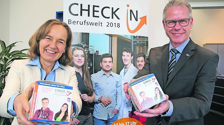  Petra Pigerl-Radtke, Leiterin des Geschäftsbereichs Aus- und Weiterbildung der IHK Mittlerer Niederrhein und IHK-Hauptgeschäftsführer Jürgen Steinmetz mit Würfeln, die über die diversen Angebote für Schüler zur Berufswahl informieren. 