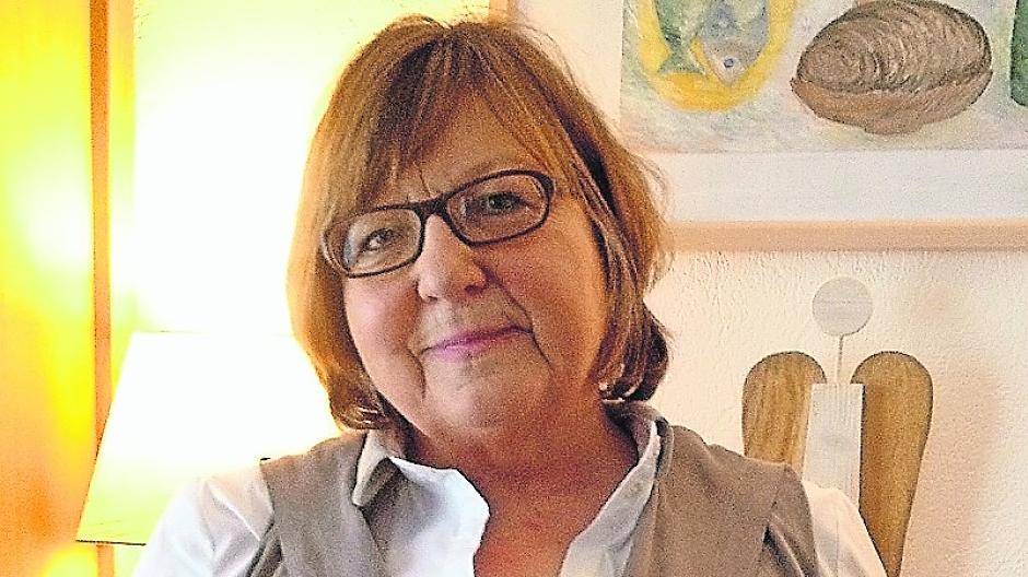  Brigitte Goßmann mit ihrem Buch zum Thema Fasten. 