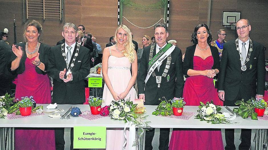 Euregio-Schützenkönig Norbert Schrömbgens mit Tochter Monique und seinen Ministerpaaren (v.l.) Gabi und Peter Assel sowie Claudia und Dieter Dömges.