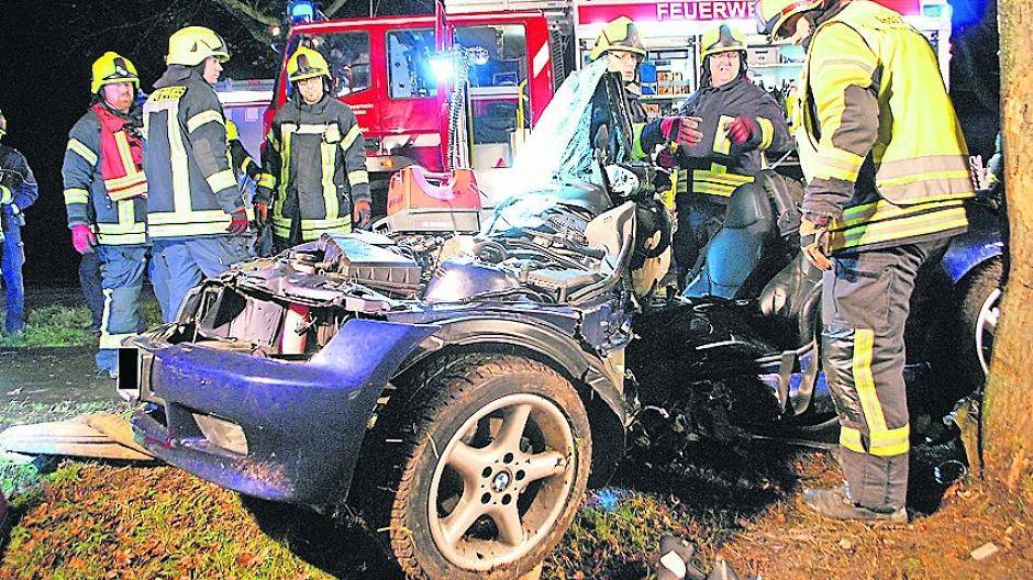  Die Frau wurde im Fahrzeug eingeklemmt und musste von der Feuerwehr schwer verletzt befreit werden. 