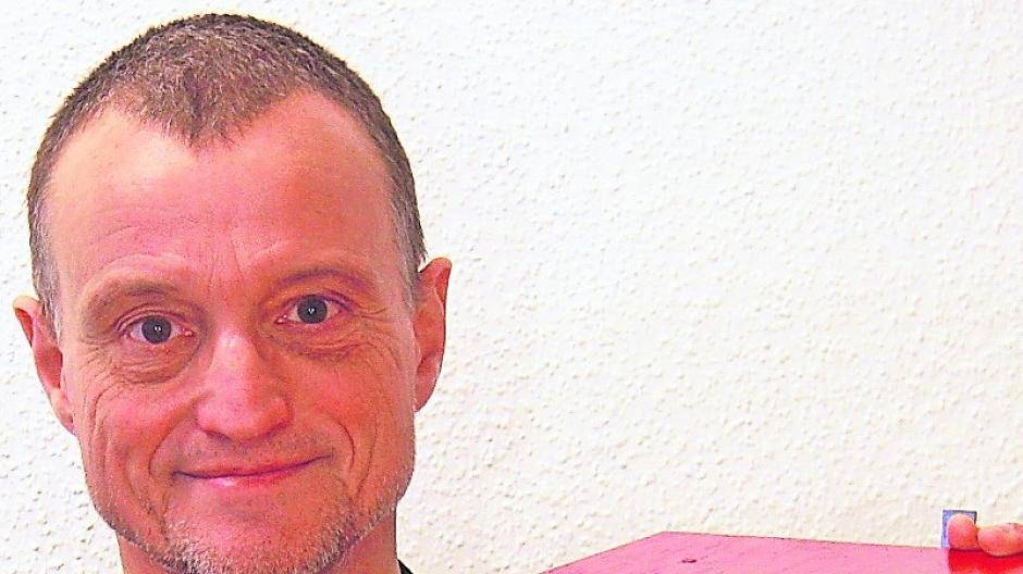  Prof. Claus Brell mit dem neuen Luxusnistkasten nach dem Modell der schweizer Vogelwarte. Unter dem roten Dach verbirgt sie ein separater Raum für die Elektronik. 