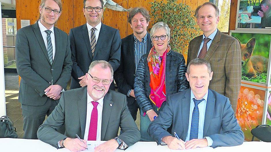 Hans-Josef Linßen und Michael Pesch (vorne v.l.) mit Dr. Dominik Pichler, Sven Kaiser, Dr. Ansgar Reichmann, Margret Voßeler und Christian Wagner (hinten v.l.) bei der Unterzeichnung in Nettetal.