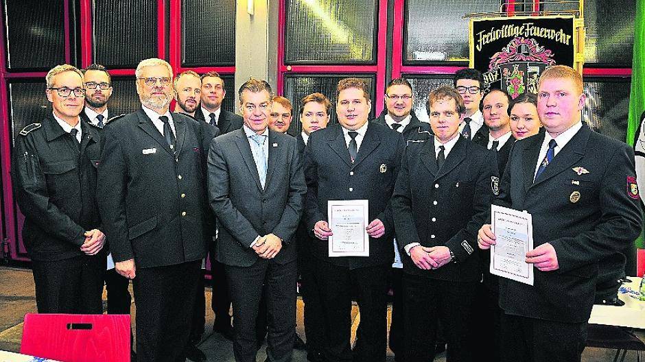 Zur Jahreshauptversammlung gehörten auch Ehrungen. Auf dem Foto zu sehen sind neben anderen Marc Pollen (Mitte mit Urkunde), befördert zum Brandinspektor, links daneben Bürgermeister Frank Gellen sowie rechts daneben Brachts Löschzugführer Marcel Montfort.