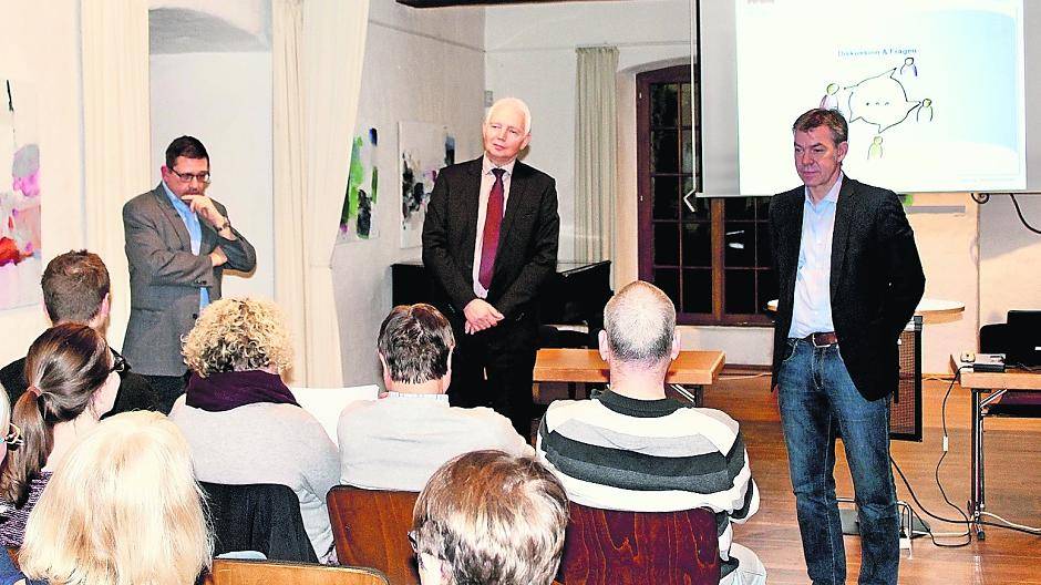 In impulsiver Atmosphäre hörten Dieter Dresen (li.), Jens Klähnhammer vom Planungsbüro Fischer und Bürgermeister Frank Gellen (re.) den Besuchern der Brüggener Bürgerversammlung angespannt zu.