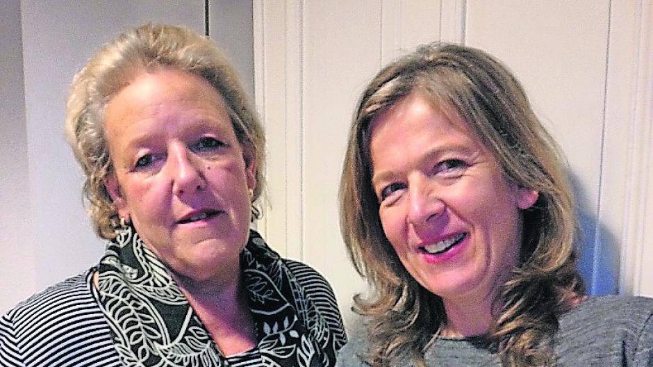 Die Viersener Künstlerin Ilona Friedrich (re.) mit Uta Petersen vom Teamvorstand des Deutschen Kinderschutzbundes Viersen.