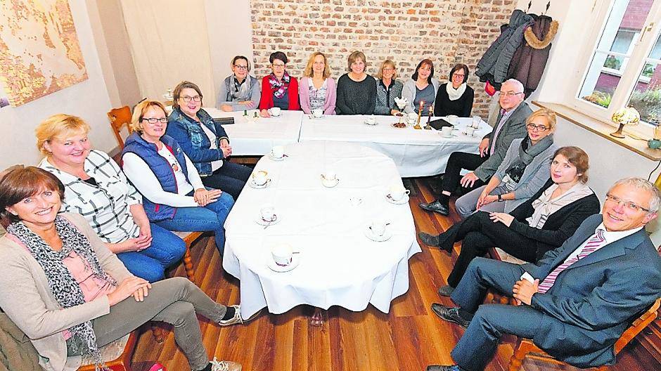 Die Initiatoren des Erziehungsführerschein beim Gedankenaustausch mit den Erzieherinnen: Kreisjugendamtsleiter Lothar Thorissen, seine Stellvertreterin Dr. Sarah Werth (vorne v.r.), Mitarbeiterin Susanne Reinartz (2.v.l.) sowie Annegret Klein-Heßling (hinten 3.v.l.)und ihr ehemaliger Kollege Jürgen Steckel (4. v.r.).