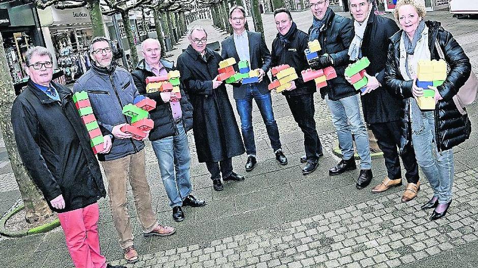  Jo Classen, Andreas Bach, Hubert Rettler, Dr. Winfried Tackenberg (ISG), Peter Vonwirth (ISG), Rainer Schnäbler, Thomas Küppers, Friedrich Scholz (ISG) und Sabine Fuhrmann (v.l.) besiegelten eine engere Zusammenarbeit. 