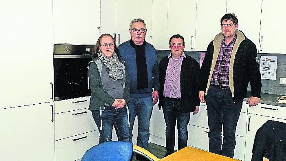  Die neue Küche mit den Verantwortlichen (v.l.) Eva Cappel, Erich von Rauchhaupt, Ralf Schröder und André Dahlke. 
