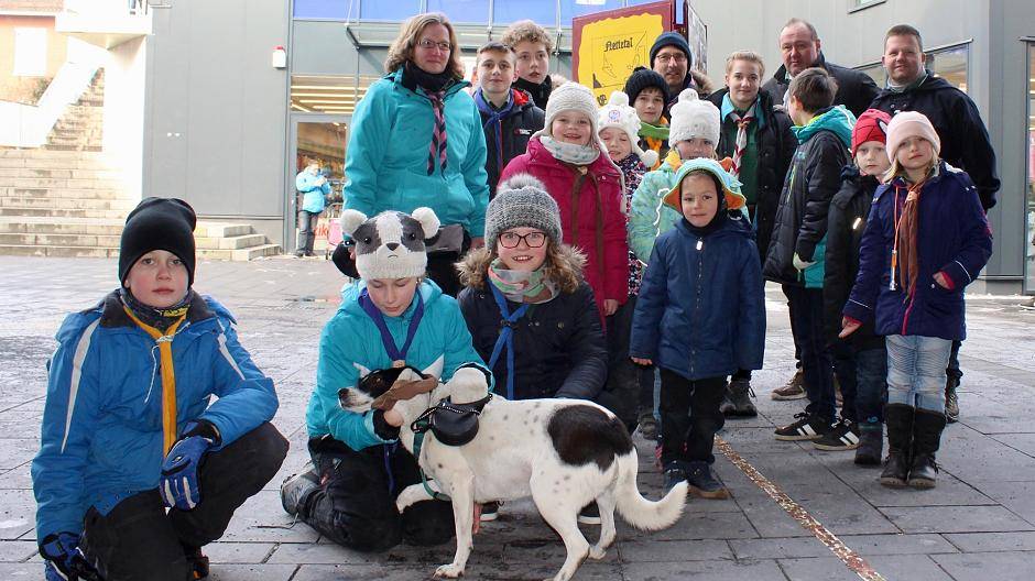  Das mit Münzstücken beklebte Klebeband voraus. Nettetaler Pfadfinderstamm „Noah“ krönte „Thinking Day“ mit origineller Spendenaktion für ein Waisenhaus in Tansania. 