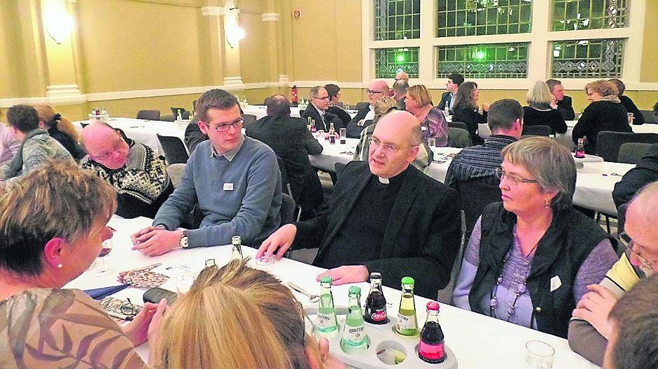 Bischof Dr. Helmut Dieser im Gespräch mit Bürgern beim „Meet and Eat“ in der Generatorenhalle.
