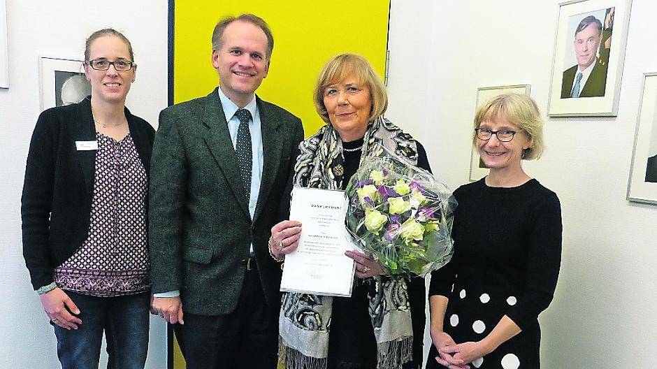 Sibylle Opdenberg-Fleßer (l., Zentralbereich Recht der Stadt Nettetal), Bürgermeister Christian Wagner und Dominica Barenhorst, Richterin am Amtsgericht Nettetal (r.) dankten Gertrud Pot d´Or-Schneiders für ihr Engagement als Schiedsfrau in Nettetal.