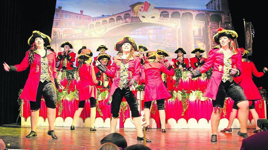  Sorgten für den Auftakt in eine tolle 2. Halbzeit bei den Roahser Jonges: Die Damen des Elferrates. Marita Köllner nahm sich bei ihrem Auftritt Präsident Wolfgang Genenger „zur Brust“ (Foto unten). 