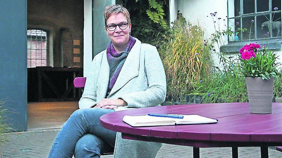  Barbara Schmitz-Becker in Innenhof ihres Ateliers in Busch 8. 