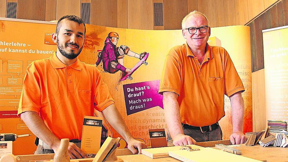  Hält die Ausbildermesse für eine gute Plattform: Rudi Siegers von Meistermöbel aus Niederkrüchten (r.) mit Azubi Mohamad Borhani. 