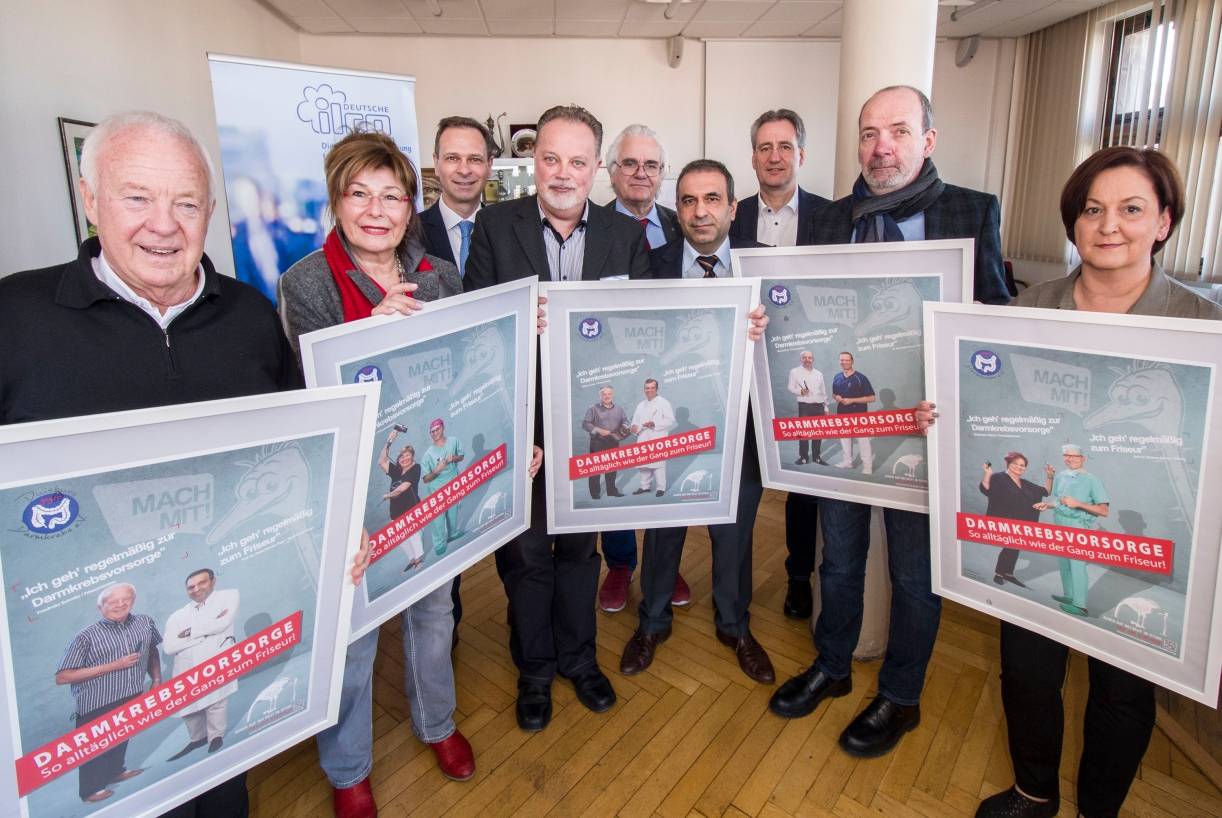  Die Plakataktion soll dazu aufrufen, zur Darmkrebsvorsorgeuntersuchung zu gehen. Ab dem 50. Lebensjahr ist das übrigens eine Leistung, deren Kosten die Krankenkasse übernimmt. 