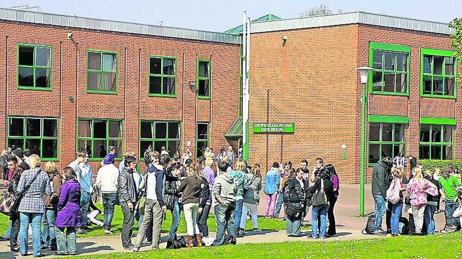  Schüler auf dem Pausenhof des Berufskollegs Viersen in Dülken.  