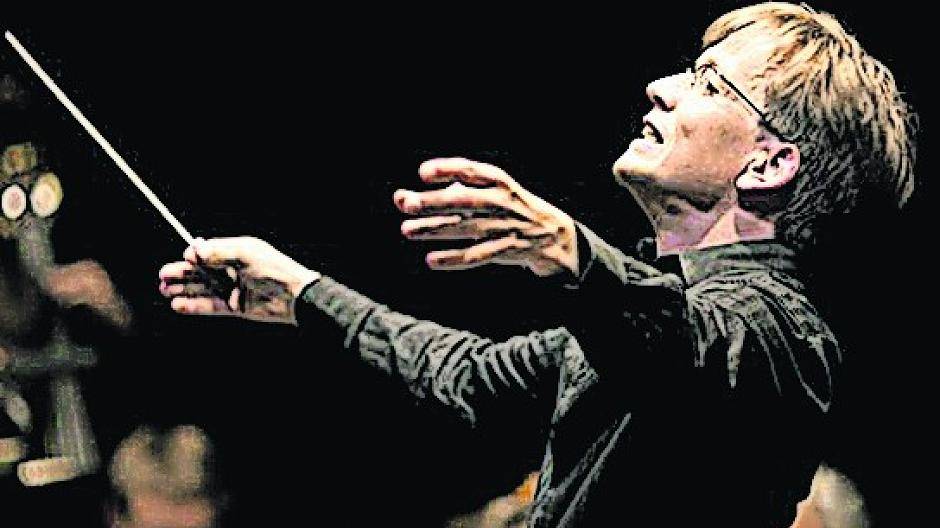  Sebastian Tewinkel, Dirigent des Georgischen Kammerorchesters.  