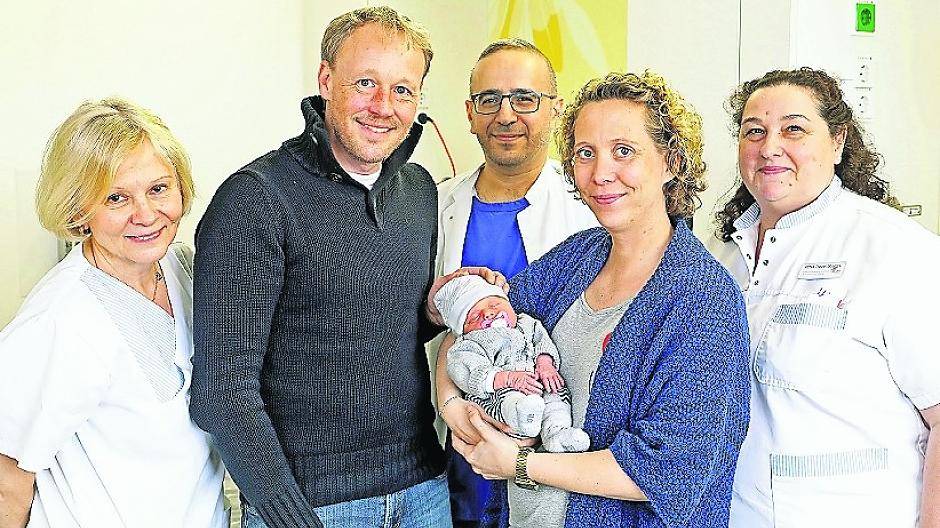  Arletta Köchert, Vater Jens Mühlen, Dr. Mohammad Koshaji, Mutter Anna Mühlen und Petra Orths-Stapper (v.l.) freuen sich über die Geburt von Maria Elisabeth, die trotz Beckenendlage natürlich von statten gehen konnte. 