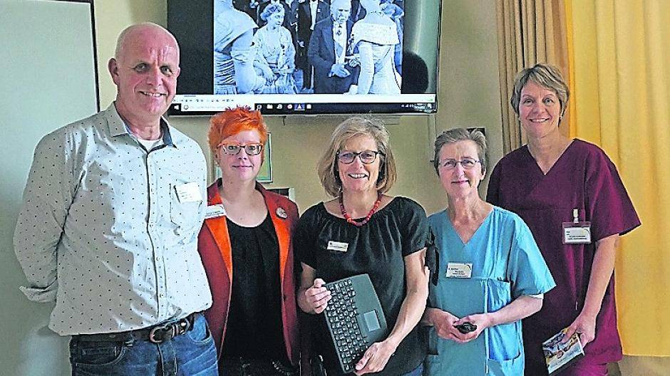  Stefan Russmann und Angelique Hirsch vom Förderverein, Doris Zingsheim (Sozialdienst), die leitende Ärztin der Palliativstation Elsbeth Steinfort und Anja Surga, stellvertretende pflegerische Leitung der Palliativstation (v.l.), im ersten Mediazimmer der Palliativstation am Krankenhaus Nettetal. 