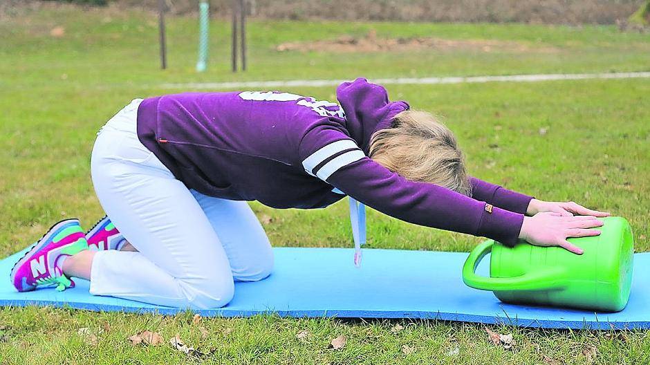  Ziel ist die Dehnung des gesamten Rumpfes und eine Mobilisation der Beine. 