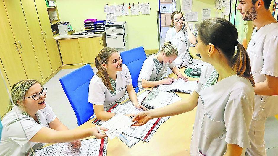  Schüler der Gesundheits- und Kinderkrankenpflege im Einsatz. 