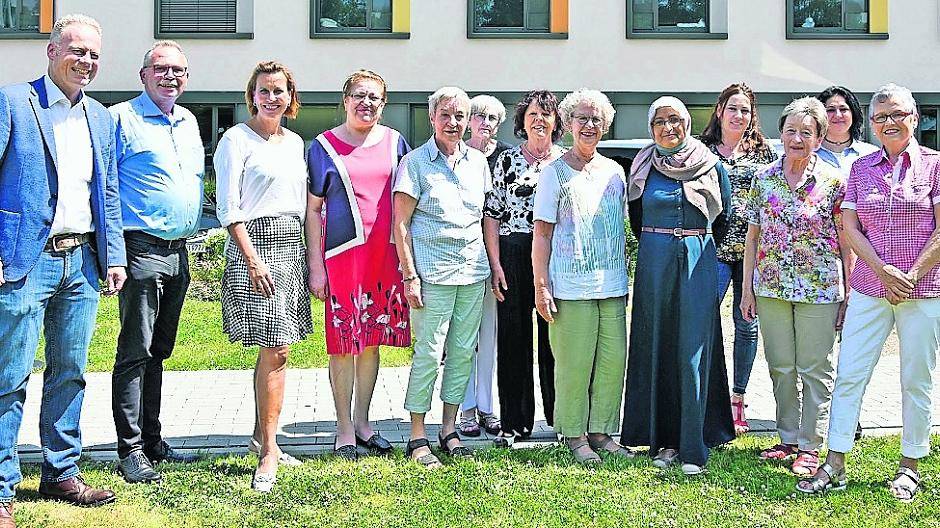  Ideengeber MdB Udo Schiefner (2.v.l.), Bürgermeisterin Sabine Anemüller (3.v.l.) und Kim-Holger Kreft (l.), Geschäftsführer AKH Viersen, präsentieren das neue internationale Team der Grünen Damen mit neuen und bewährten Ehrenamtlerinnen. 