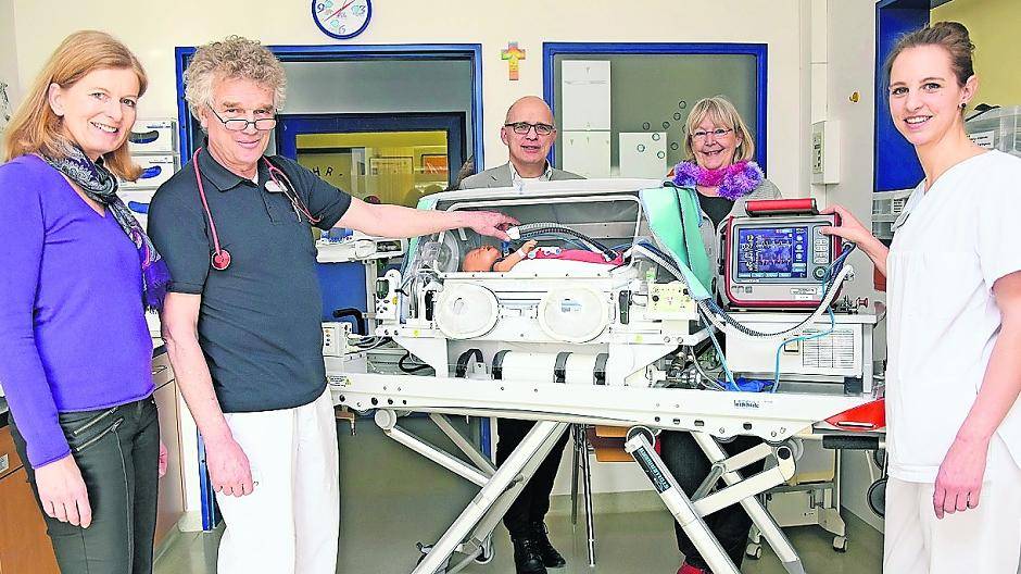  Dr. Elisabeth Deimann-Veenker (Vorsitzende Verein Löwenkinder, li.) übergab (v.l.) Dr. Christoph Aring, Chefarzt Kinderklinik St. Nikolaus, Dr. Thomas Axer, Geschäftsführer AKH Viersen, Pflegedienstleiterin Dorothee Böckels, sowie Fach-, Gesundheits- und Kinderkrankenpflegerin Lisa Brüder den neuen Transport-Inkubator. 