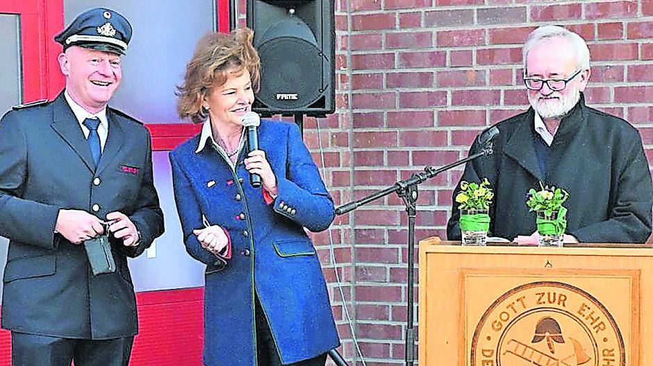  Löschzugführer Andreas Richter, Bürgermeisterin Angelika Mielke-Westerlage und Pfarrer Wilfried Pahlke bei der offiziellen Übergabe des Schlüssels. 