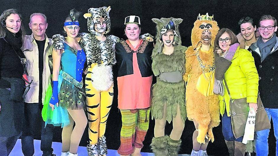 v.l.: Christine Lenden (Vorstand NSK e.V.), Dirk Thorand (Vorstand Meerbusch hilft e.V.), Darsteller: Lea Kobbe (Pfau), Lara Nellessen (Shir Khan), Julia Kirscht (Hirte), Stephanie Werner (Raksha), Ann-Marie Fabry (King Louis) sowie Christina Pavia, Antje Schwarzburger und Max Pricken (alle Vorstand Meerbusch hilft e. V.