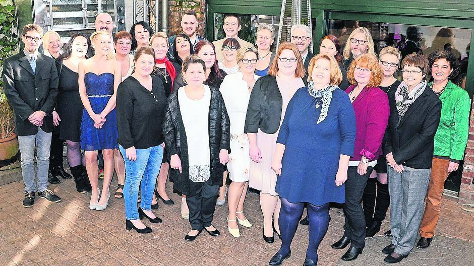 Mit ihren Lehrern und Dozenten vom Fachseminar für Altenpflege des Caritasverbandes feierten die neuen Altenpflegerinnen und Altenpfleger den erfolgreichen Abschluss ihrer Ausbildung.