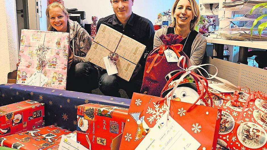  Da geht’s bunt zu im Büro: Tanja Schubert-Ott, Robert Völz und Alexandra Hassels (von links) sorgen dafür, dass jedes der insgesamt 360 Kinder rechtzeitig vor dem Fest sein Geschenk bekommt. 