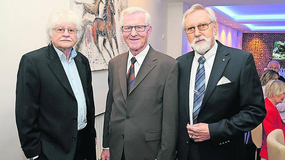 Ein neuer Vorsitz und ein Jubilar bei den Briefmarkenfreunden Meerbusch: 2. Vorsitzender Erhard Thiel, Jubilar Erwin Thiel (50 Jahre) und der 1. Vorsitzende Roland Blumenau (von links).