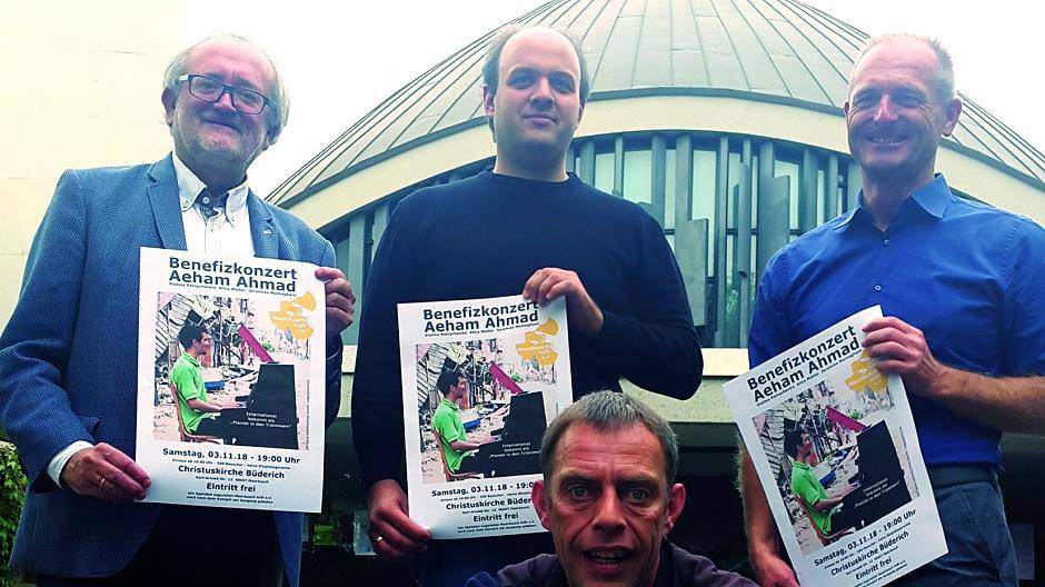 Dieses Bild ging um die Welt: Aeham Ahmad spielt Klavier in Mitten der Trümmer des umkämpften Palästinenser Lagers Jarmuk bei Damaskus. Foto: Veranstalter