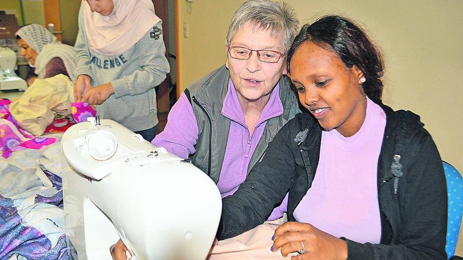  Brigitte Schmitz von der Kolpingfamilie Schaag hilft Senait aus Eritrea beim Nähen. 