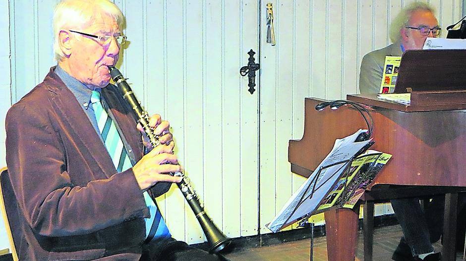 Die Musiker Wolfgang Beeck, Klarinette, und Wilfried Daniels am Flügel begleiteten die begeisterten Sängerinnen und Sänger.