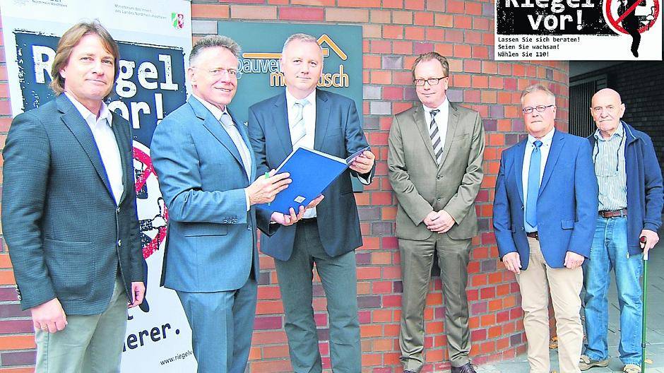 Freuen sich über die Kooperation zwischen Polizei und Bauverein Meerbusch (v. l.): Kriminalhauptkommissar Thomas Gilleßen, Landrat Hans-Jürgen Petrauschke, Peter Wulbeck (Geschäftsführer Bauverein Meerbusch), Kriminaldirektor Hans-Werner Winkelmann, Jürgen Wirtz und Heinrich Naphausen (Vorstandsmitglieder Bauverein Meerbusch).