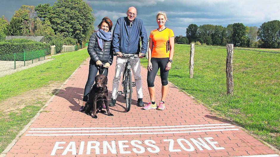  Matthias Unzeitig radelt fast täglich von Düsseldorf über den Rheindeich ins Büro, Alexandra Schellhorn (links) geht gern mit Labrador Bond auf dem Deich spazieren. Für Triathletin Iris Hurtz ist die Promenade beliebte Trainingsstrecke. Ein faires Miteinander auf dem Deich — wie hier in Langst-Kierst — ist für alle drei selbstverständlich. 
