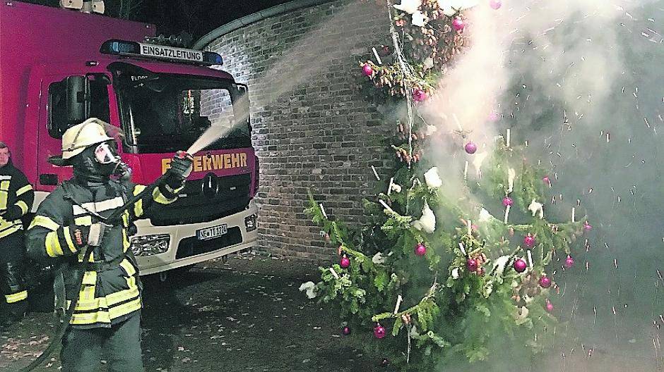  Wie schnell ein getrockneter Weihnachtsbaum brennen kann, demonstrierte der Lanker Löschzug der Meerbuscher Feuerwehr. 