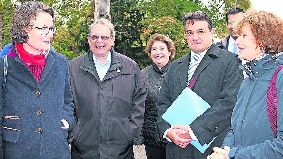 Am Eingang zum Gelände begrüßten Bürgermeisterin Angelika Mielke-Westerlage und Eigentümer Peter Soliman (dunkler Mantel) Ministerin Ina Scharrenbach.