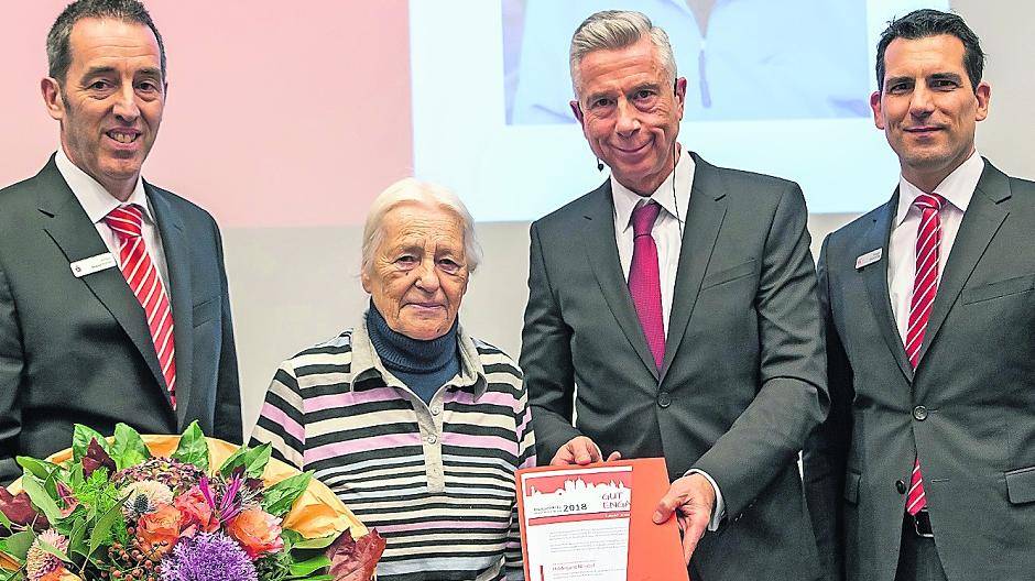 Hildegard Miedel umgeben von der Offiziellen der Sparkasse Neuss.