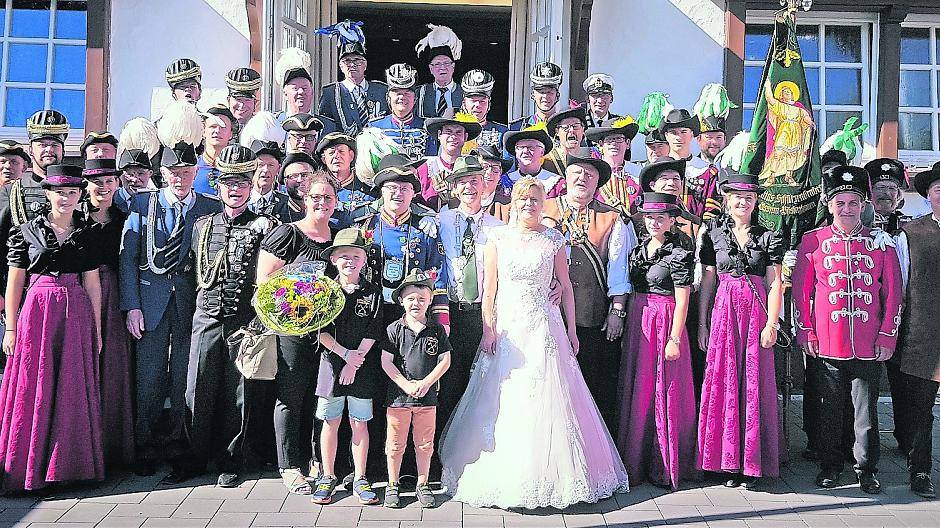  Die komplette Abordnung der Sankt-Pankratius Schützenbruderschaft Ossum-Bösinghoven vor der Schützenhalle in Oeventrop am Sonntag inklusive dem Königspaar Michael und Monika Völlmecke aus Oeventrop rechts neben dem Königspaar aus Ossum-Bösinghoven Peter und Nicole Kuske. 