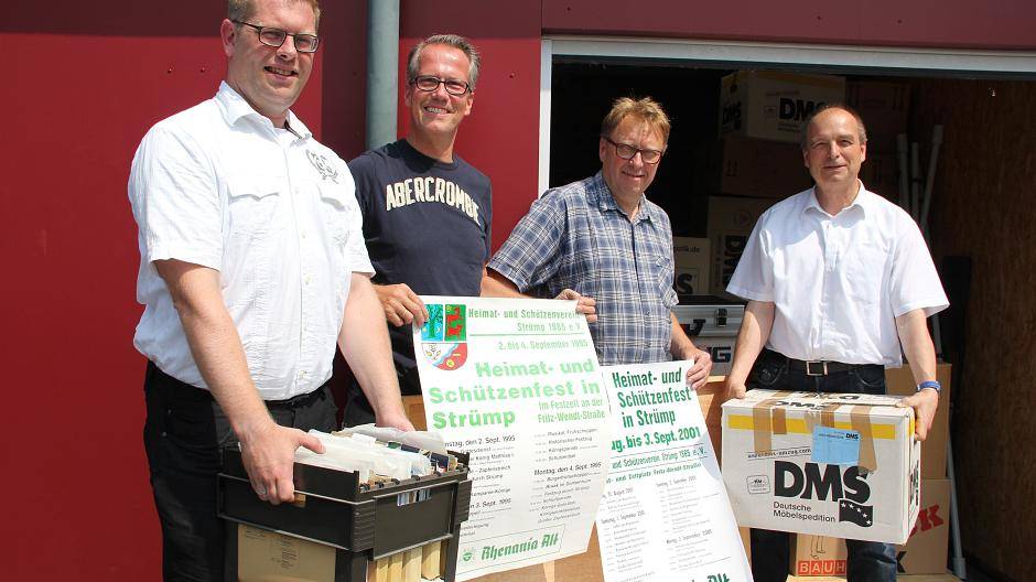 Christoph Erhardt, Gerd Vasen, Karl-Wilhelm Steinfort und Stadtarchivar Michael Regenbrecht (von links) entluden einen ganzen Anhänger mit Archivmaterial der Strümper Schützen.