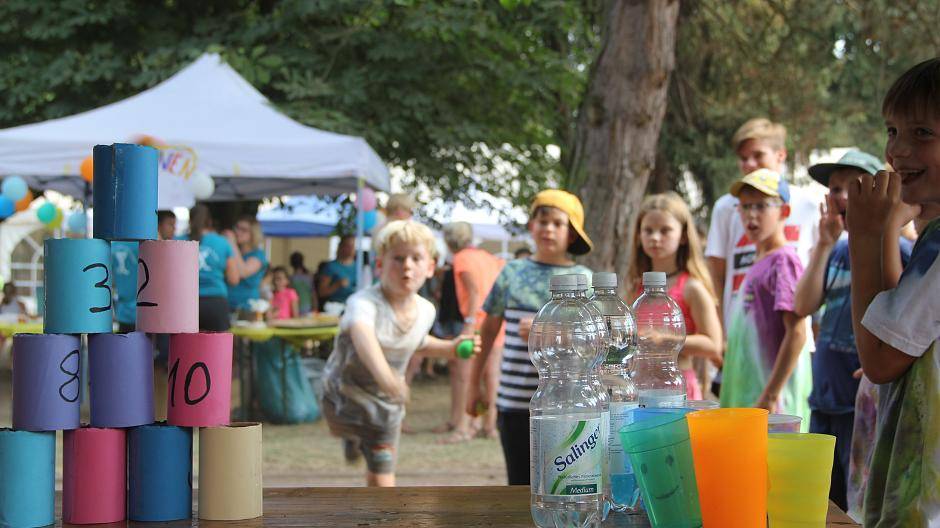  Beim Büchsenwurf konnte der Meerbuscher Nachwuchs zeigen, was er so alles kann. Aber nicht nur das machte ordentlich viel Spaß, auch bei allen anderen Angeboten waren die Kids voll bei der Sache. 
